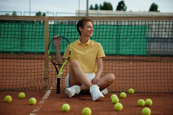 Attraktive Lächelnde Tennisspielerin Mit Schläger Die Auf Dem Platz Zwischen — Stockfoto