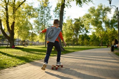 Paten kayan çocukların şehir parkında aktif zaman geçirmelerinin arka planı