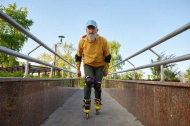 Cesur son sınıf öğrencisi dışarıda paten kayarken hızlı hareket ediyor. Mutlu emekliler paten hileleri ve ekstrem sürüş numaraları öğreniyor.