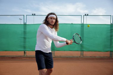 Sert kortun dışında raket oynayan profesyonel bir tenisçi. Açık hava sporları aktivitesi