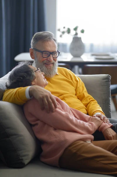 Feliz Pareja Ancianos Cariñosos Abrazándose Sofá Casa Tiempo Libre Juntos — Foto de Stock