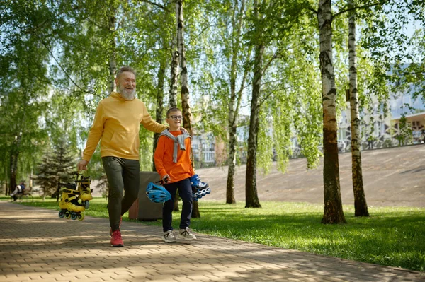Nonno Con Nipote Che Cammina Nel Parco Preparando Pattini Rotelle — Foto Stock