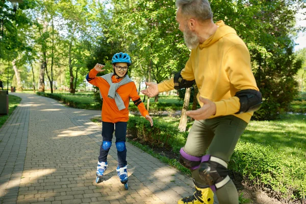 Nonno Che Insegna Nipoti Pattini Rotelle Nel Parco Cittadino Famiglia — Foto Stock