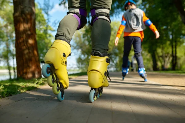 Active People Roller Skates Park Road Closeup View Active Lifestyle — Stock Photo, Image