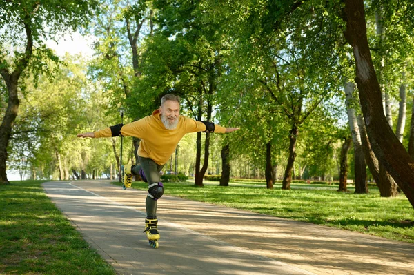 공원에서 스케이트를 트릭을 감정적인 즐겼다 성숙한 남성은 빠르게 움직이고 만족감을 — 스톡 사진