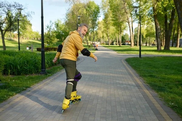 Senior Man Riding Roller Skates Looking Back Camera Healthy Lifestyle — Stock Photo, Image