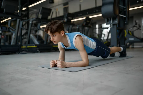 Teenager Ragazzo Sportivo Piedi Tavola Facendo Esercizio Formazione Forza Muscolare — Foto Stock
