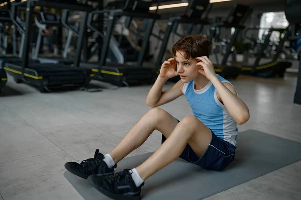 Fitness Ragazzo Adolescente Esercizio Facendo Scricchiolii Costruzione Muscolare Addominali Allenamento — Foto Stock