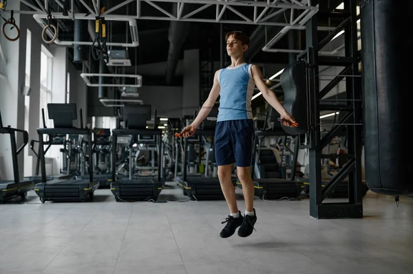 Sportowy Nastolatek Skaczący Skakance Podczas Treningu Siłowni Trening Dla Dzieci — Zdjęcie stockowe