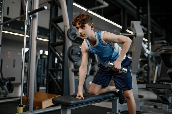 全神贯注的少年男孩训练手臂和肩膀肌肉 举起哑铃 青少年体育锻炼 — 图库照片