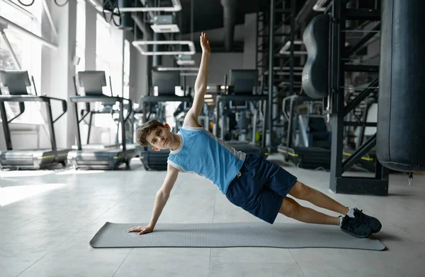 Adolescente Fitness Boy Piedi Plancia Laterale Facendo Allenamento Base Presso — Foto Stock