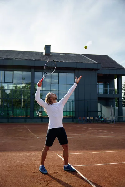 Ung Mandlig Tennisspiller Engageret Træning Udendørs Sportsbane Mand Sportstøj Rammer - Stock-foto