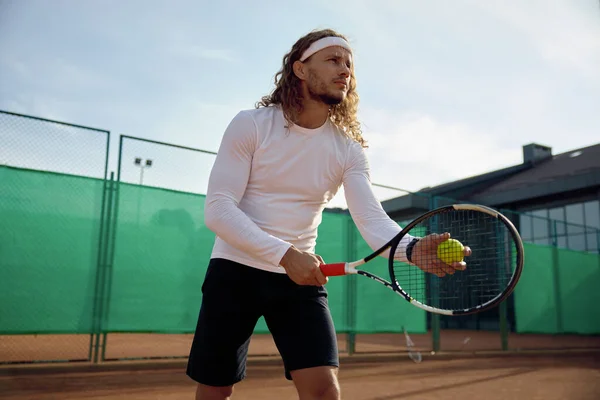 Joueur Tennis Masculin Concentré Avec Raquette Entraînement Ballon Sur Terrain — Photo