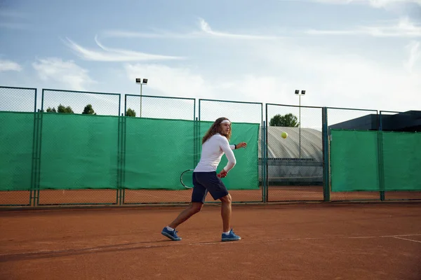 Jeune Femme Sportive Homme Jouant Tennis Match Sur Terrain Plein — Photo