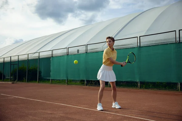 Junge Tennisspielerin Schlägt Ball Der Luft Wettbewerbsspiel Oder Trainingsstunde Zum — Stockfoto