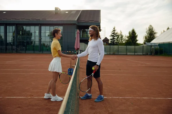 Diverse Tennisspieler Beim Händeschütteln Nach Erfolgreichem Training Auf Dem Außenplatz — Stockfoto