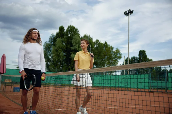 Glücklich Lächelnder Tennisprofi Mit Schläger Der Hand Der Sich Nach — Stockfoto