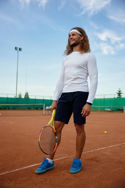 Heureux Joueur Tennis Masculin Souriant Portant Une Tenue Tendance Prête — Photo