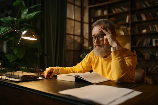Ofisteki Masada Oturmuş Kitap Okuyan Yetişkin Bir Adamın Portresi Kütüphanede — Stok fotoğraf