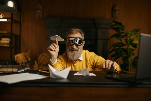 Komik Aşırı Neşeli Yetişkin Bir Adam Pilot Gözlük Takıyor Origami — Stok fotoğraf