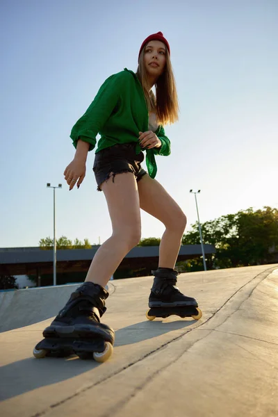 Aktív Tinédzser Lány Görkorcsolyázó Lovaglás Szabadtéri Rollerdrom Nyári Szabadidős Tevékenység — Stock Fotó