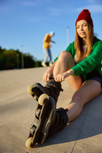 Boldog Nyugodt Mosolyog Miközben Rollerdrom Tini Női Görkorcsolyázó Pihenés Után — Stock Fotó