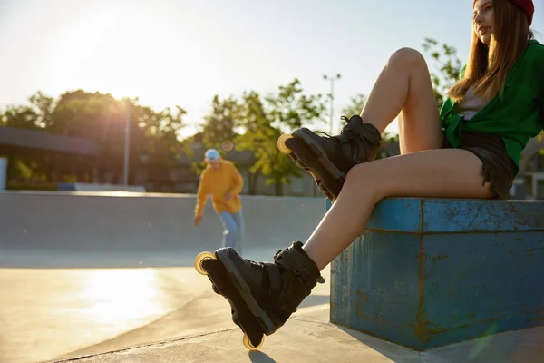 Tiro Colheita Mulher Relaxada Sentada Rollerdrom Adolescente Feminino Rollerskater Resto — Fotografia de Stock