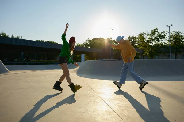 Vrolijke Tienervrienden Trainen Schaatsen Rollers Tijdens Zomeravond Het Park Sport — Stockfoto