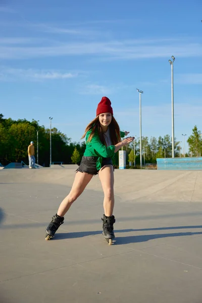 Gezonde Tiener Meisje Houdt Van Rolschaatsen Snelheid Beweegt Actieve Rust — Stockfoto