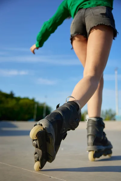 Крупным Планом Женские Ноги Носят Роликовые Коньки Фоне Асфальтового Роллердром — стоковое фото