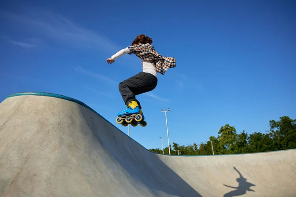 이동을 스케이트를 육체적 모양과 기술을 향상시키는 청소년 — 스톡 사진