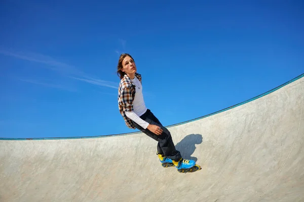 Teenager Mit Rollschuhen Führt Extremes Wall Ride Element Skatepark Auf — Stockfoto