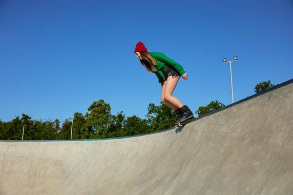 Egy Tinédzser Lány Görkorcsolyával Élvezi Extrém Sporteseményeket Ifjúsági Kultúra Sport — Stock Fotó
