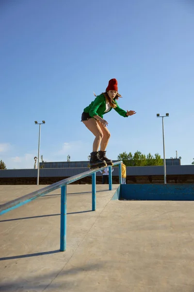 Getalenteerde Tiener Meisje Rijden Leuning Het Beoefenen Van Extreme Trucs — Stockfoto