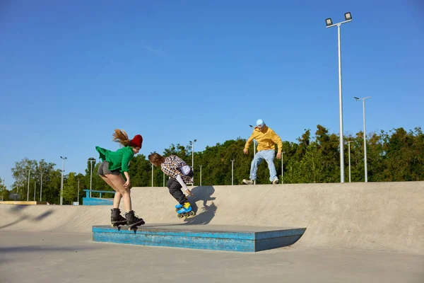 Teenager Freunde Mit Rollerblades Beim Freizeitvergnügen Städtischen Skatepark Gesundes Wochenende — Stockfoto