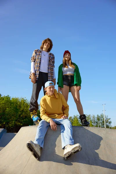 Grupo Skatistas Adolescentes Profissionais Sentados Rampa Posando Para Câmera Esportes — Fotografia de Stock