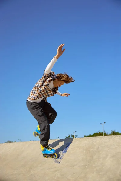 Jovem Patins Fazendo Acrobacias Rampa Cimento Parque Skate Recreação Desportiva — Fotografia de Stock