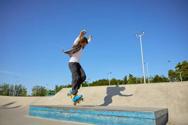 Jovem Usando Patins Linha Fazendo Acrobacias Equilibradas Parque Skate Evento — Fotografia de Stock