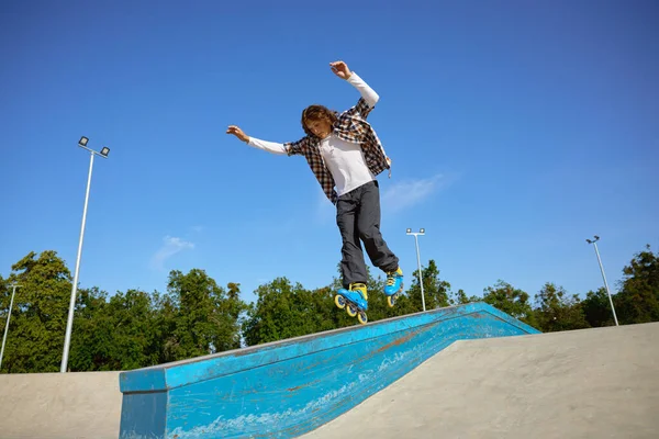 Ung Teenager Iført Inline Skøjter Gør Balancering Stunt Skateboard Park - Stock-foto