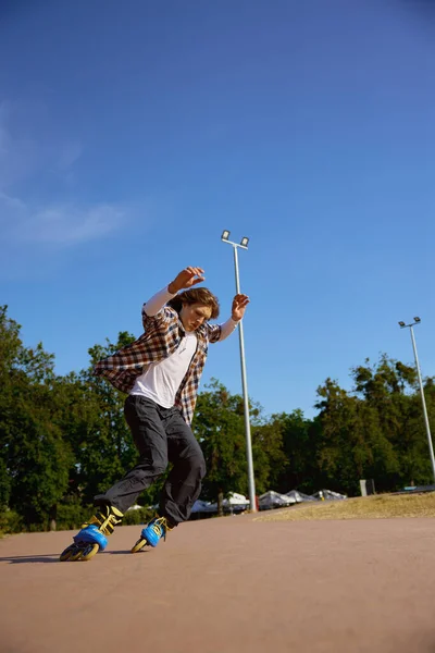 Ενεργός Έφηβος Rollerblading Στο Δρόμο Έχοντας Τάξη Κατάρτισης Για Την — Φωτογραφία Αρχείου