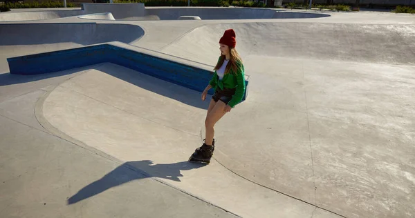 Ενεργή Νεαρή Γυναίκα Πατίνια Απολαμβάνοντας Freestyle Ιππασία Rollerdrom Σωματική Δραστηριότητα — Φωτογραφία Αρχείου