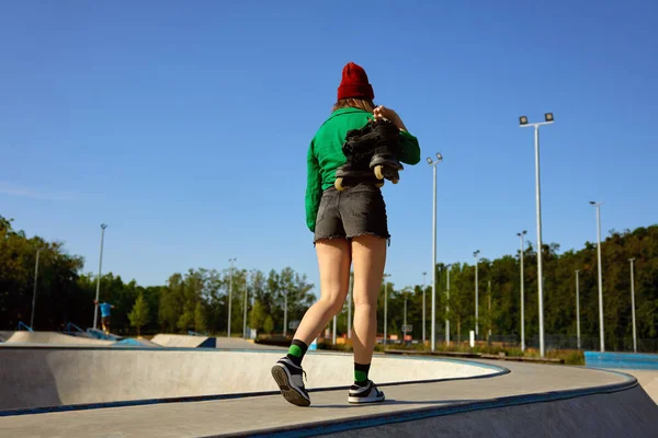 Egy Alkalmi Lány Görkorcsolyát Hord Kezében Miközben Edzésre Sétál Szabadtéri — Stock Fotó