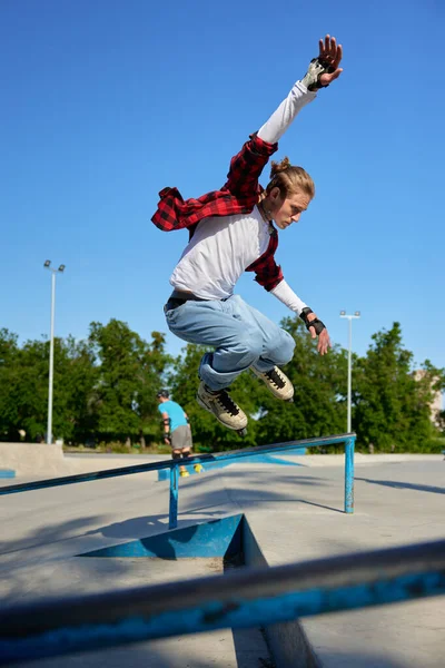블레이드를 남자는 드롬에 손잡이지에서 스케이트 공원에서 활동적인 레크리에이션 — 스톡 사진