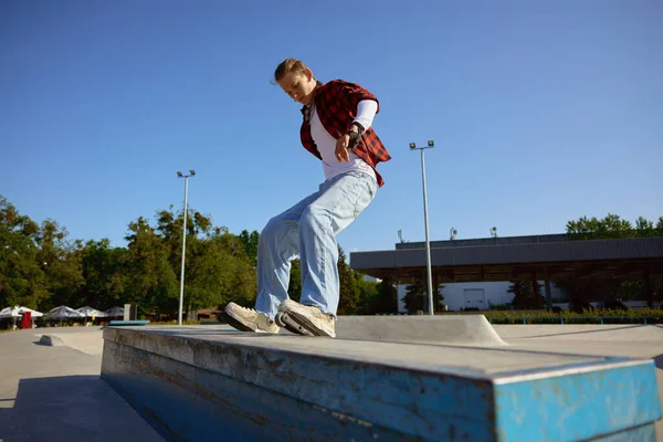 Teenager Rollerskater Εξισορρόπηση Στο Βάθρο Εκτέλεση Εξαιρετικά Βόλτα Κόλπα Δραστηριότητα — Φωτογραφία Αρχείου