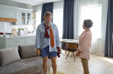 Yaşlı kadın bunama çeken yaşlı kocasını sakinleştirmeye çalışıyor. Aile, bakım ve hemşirelik sorunları