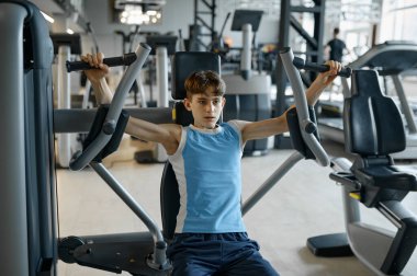 Spor malzemelerinde beden eğitimi alan aktif bir genç çocuk. Çocukların erkeklik gelişimleri