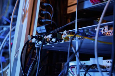 Karanlık ağ sunucu odasındaki donanım ana bilgisayarına bağlı kablo ve kablolar