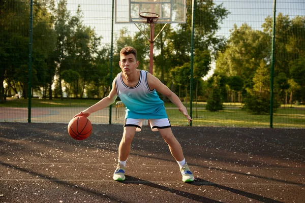 十几岁的男孩在城市球场打街头篮球 他在运球 积极健康的生活方式 体育和业余爱好概念 — 图库照片