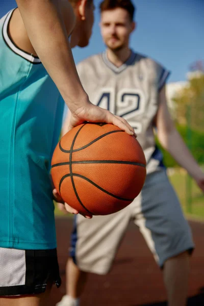 Skjuten Två Män Som Spelar Basket Fokusera Att Hålla Bollen — Stockfoto