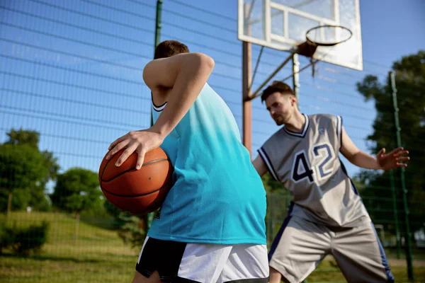 Skjuten Två Män Som Spelar Basket Fokus Handhållen Boll Förbereder — Stockfoto